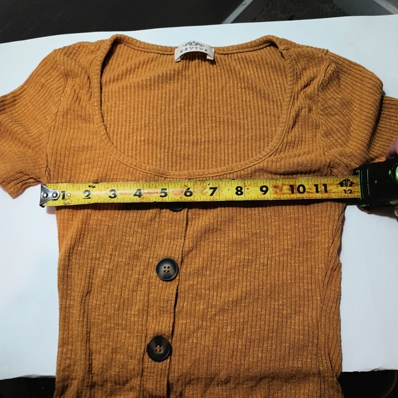 Tan Ribbed Button-Down Top - Picture 6 of 7